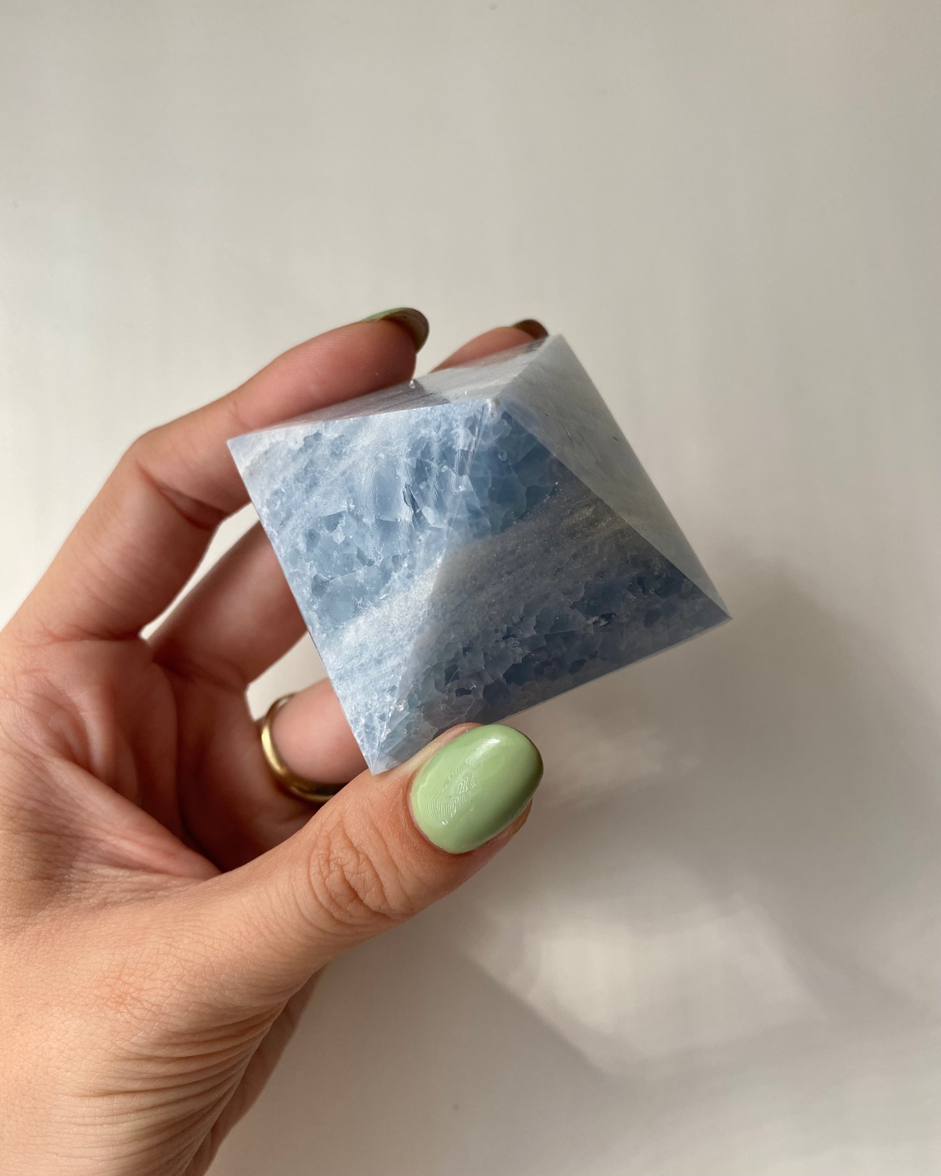 Piramide in Calcite Azzurra
