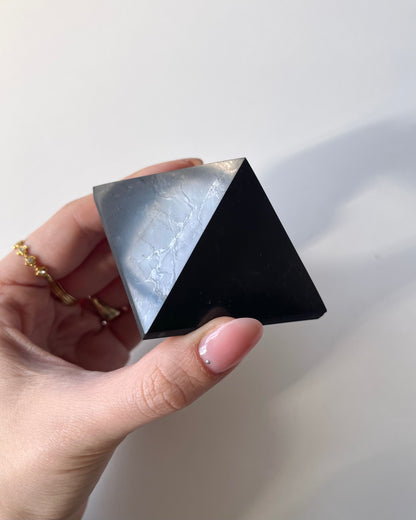 Piramide in Shungite (6cm)